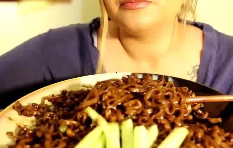 吃瓜吃面都开灯